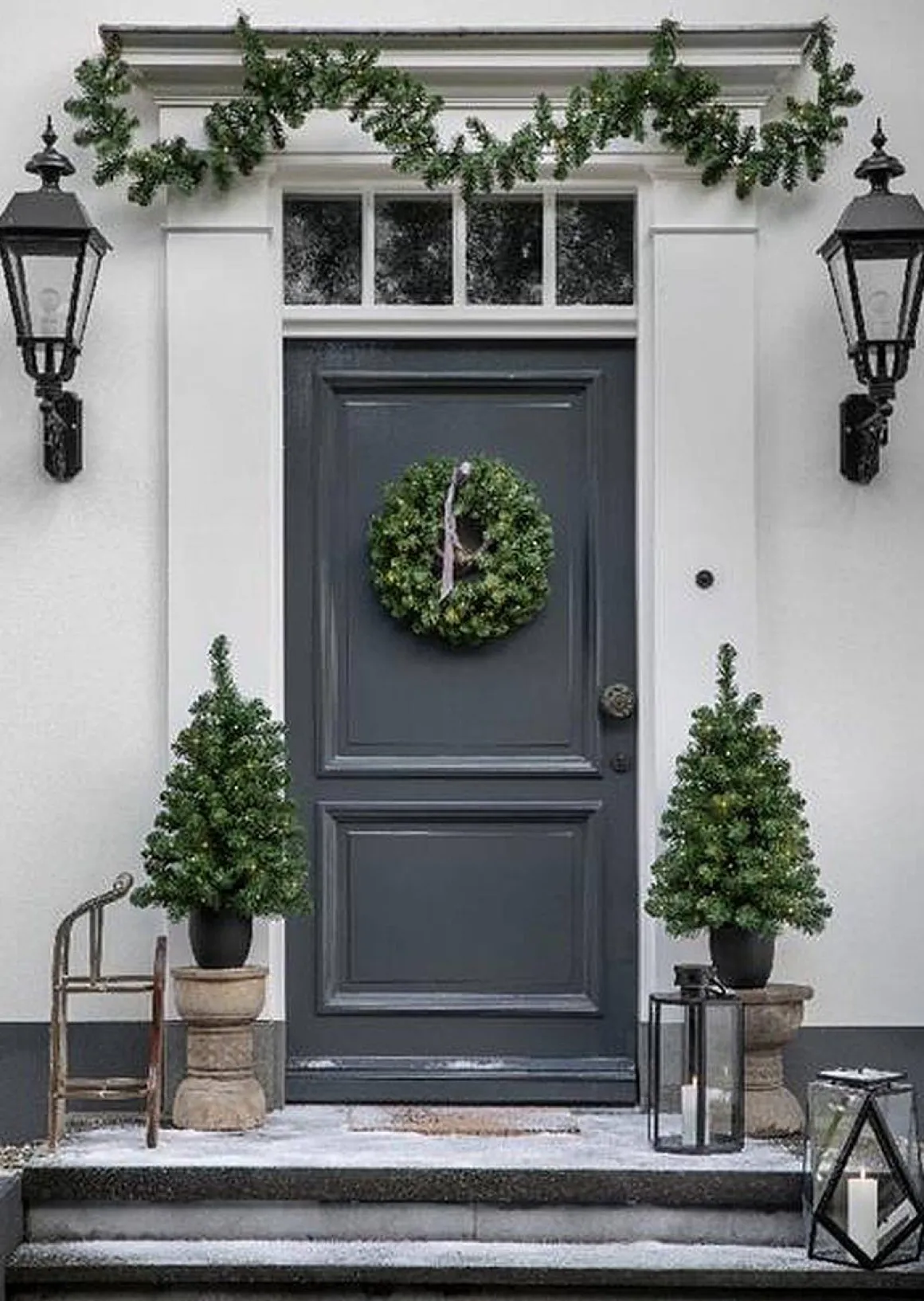 Decoris Voordeurset 2X Mini Kunstkerstboom Met Verlichting 90Cm + Krans En Slinger
