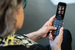 Fysic Fm-9760Zt Mobiele Klaptelefoon Voor Senioren Noodknop Zwart