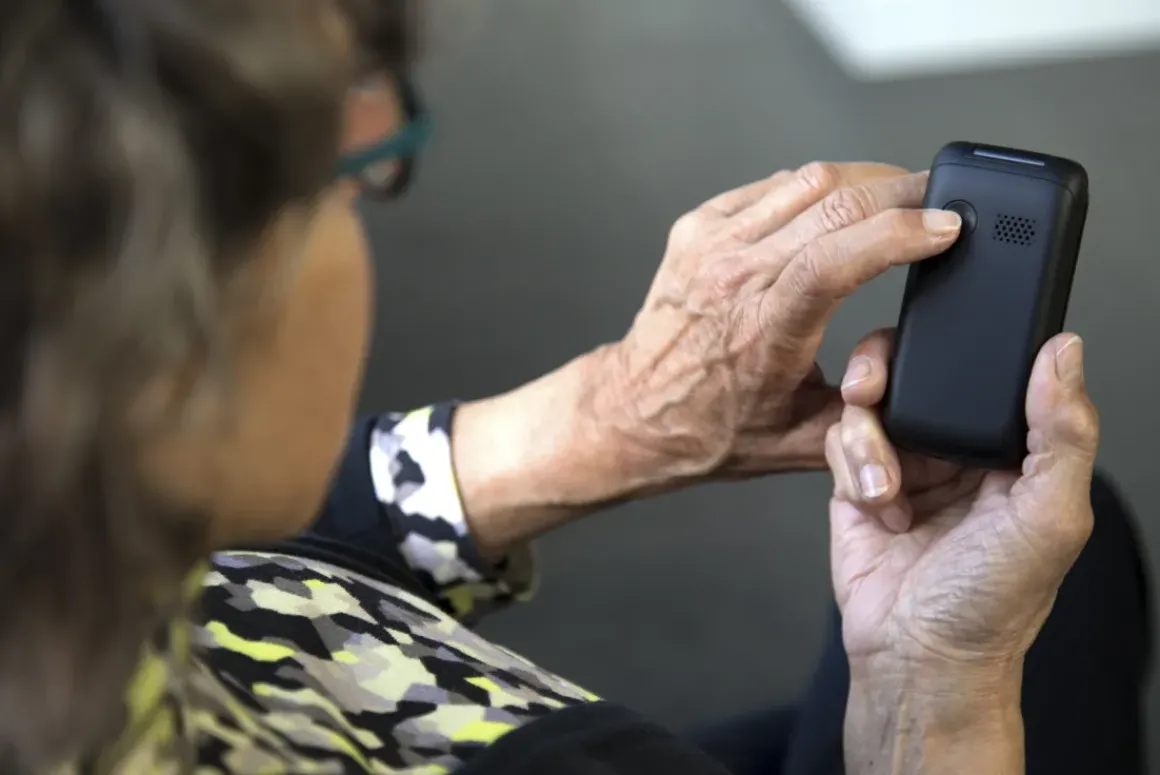 Fysic Fm-9760Zt Mobiele Klaptelefoon Voor Senioren Noodknop Zwart