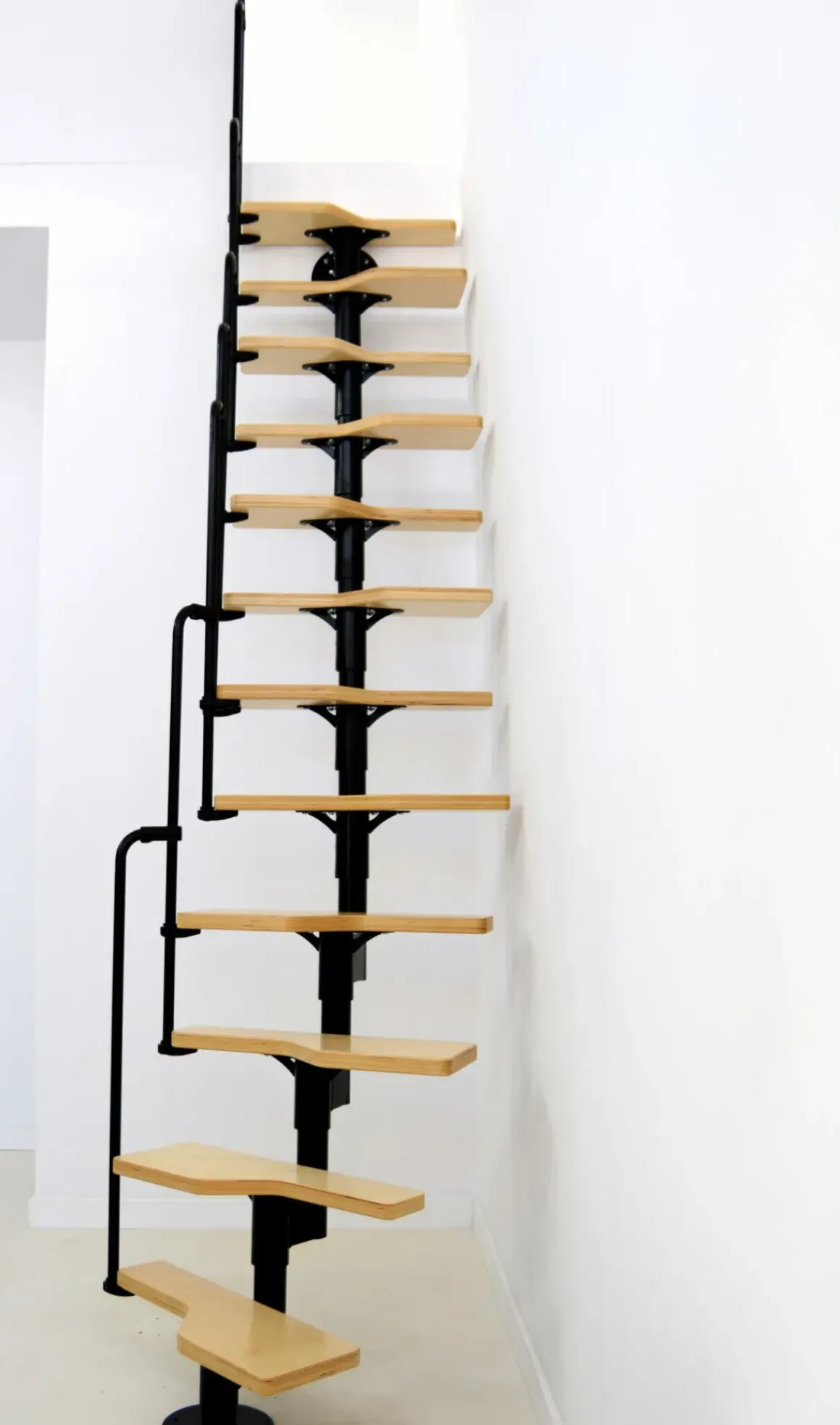 Handystairs Zoldertrap "Swirl" - Multi-Inzetbaar - Hoogte 294Cm - 12 Treden Van Berken - Zwart Staal