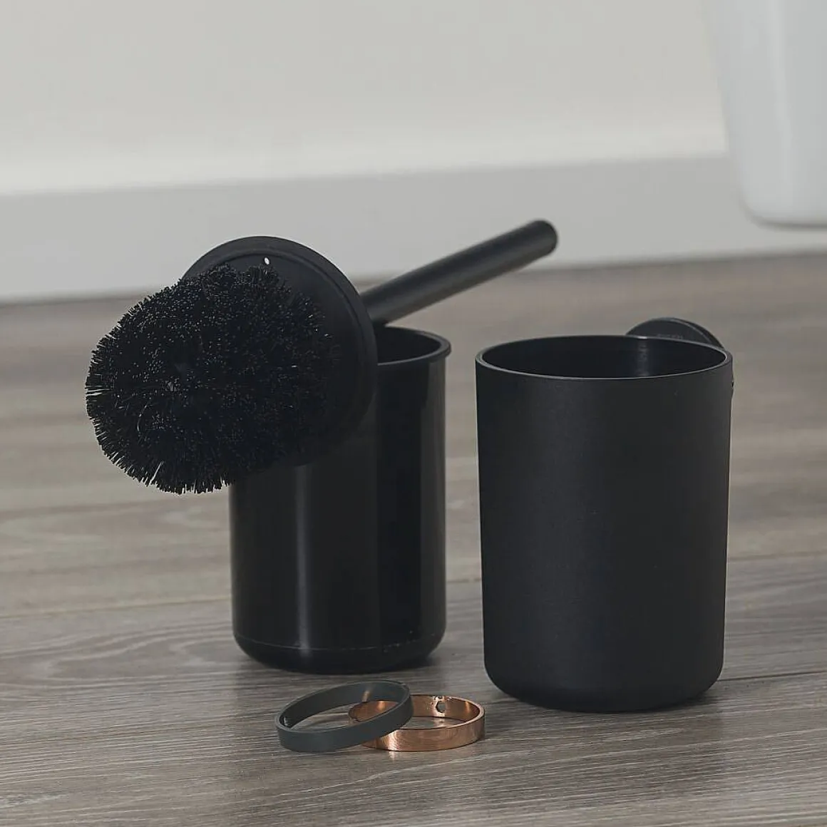 Tiger Toiletaccessoireset Urban Toiletborstel Met Houder + Toiletrolhouder Zonder Klep + Handdoekhaak Zwart